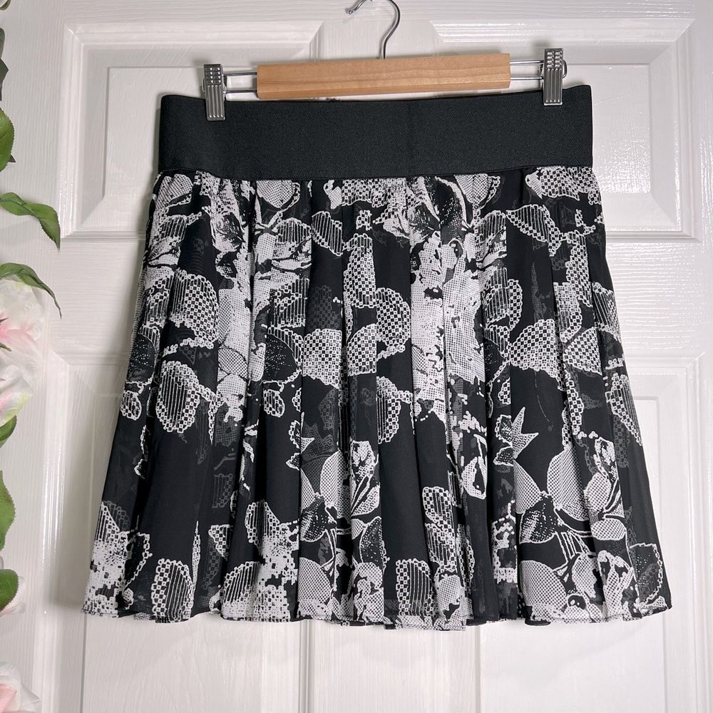 🎶NWOT Express black and white mini skit